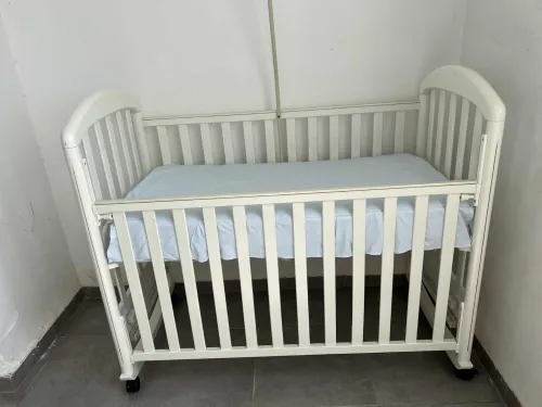 Berceau en bois hêtre avec matelas et tour de lit 