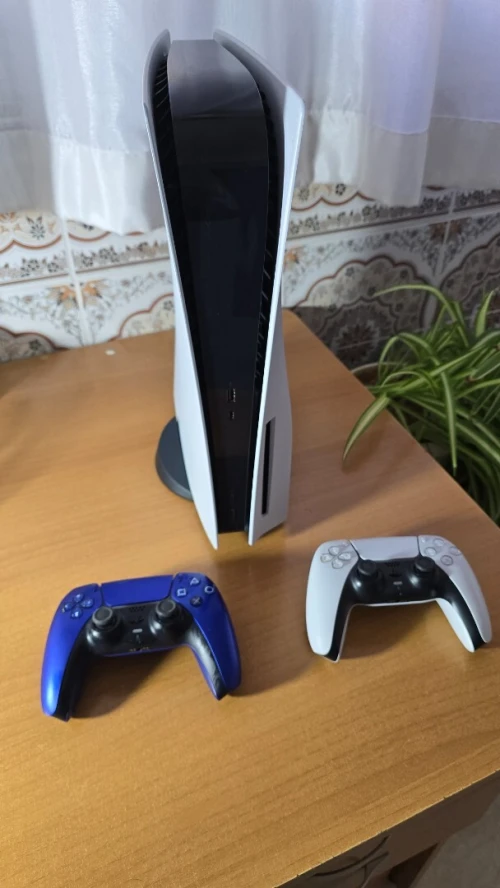 Sony PS5 USA avec 2 controllers