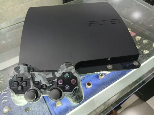 Ps3 slim avec une mannet