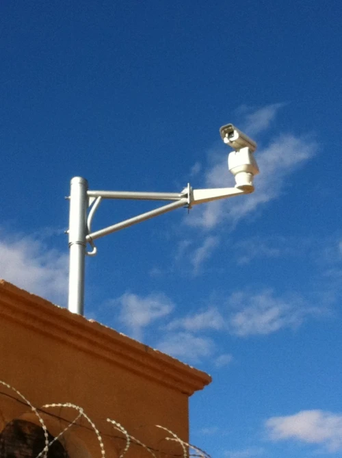 Mat, poteau et pylône pour caméras de vidéosurveillance 