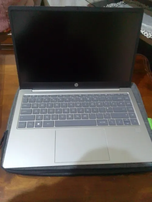 HP laptop 14 i3 N305 (12éme gènèration) 8GB 256SSD 14"FHD très BON ETAT