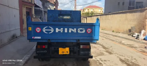 TOYOTA HiNO 611 à benne 2012