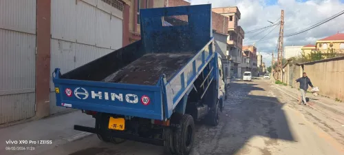 TOYOTA HiNO 611 à benne 2012