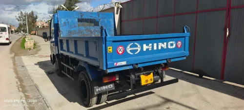 TOYOTA HiNO 611 à benne 2012