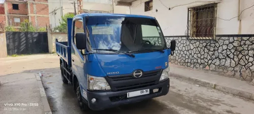 TOYOTA HiNO 611 à benne 2012