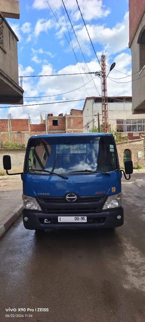TOYOTA HiNO 611 à benne 2012