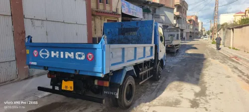 TOYOTA HiNO 611 à benne 2012