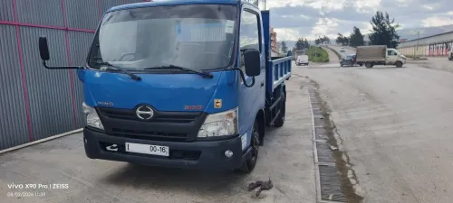 TOYOTA HiNO 611 à benne 2012