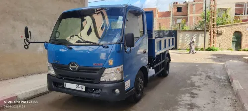 TOYOTA HiNO 611 à benne 2012