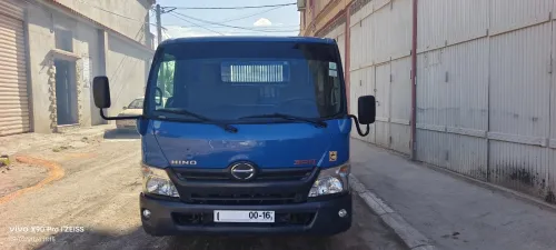 TOYOTA HiNO 611 à benne 2012