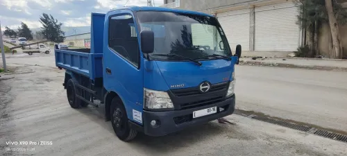 TOYOTA HiNO 611 à benne 2012