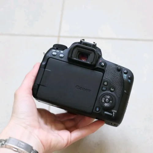 Canon 77d 2.5k click