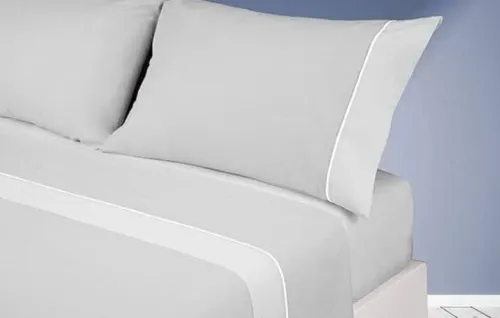 Lot de 60 pieces comprenant des couvre lit , draps , couette , couverture ect..