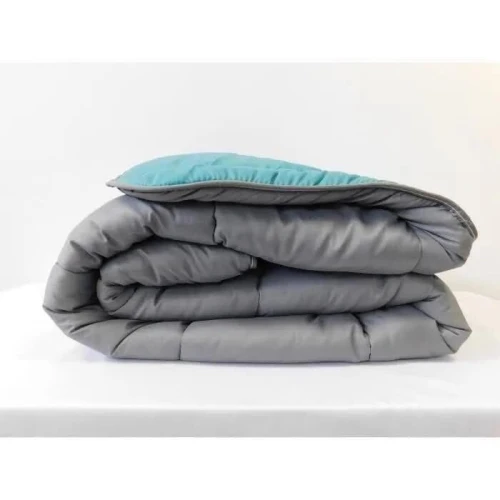 Lot de 60 pieces comprenant des couvre lit , draps , couette , couverture ect..