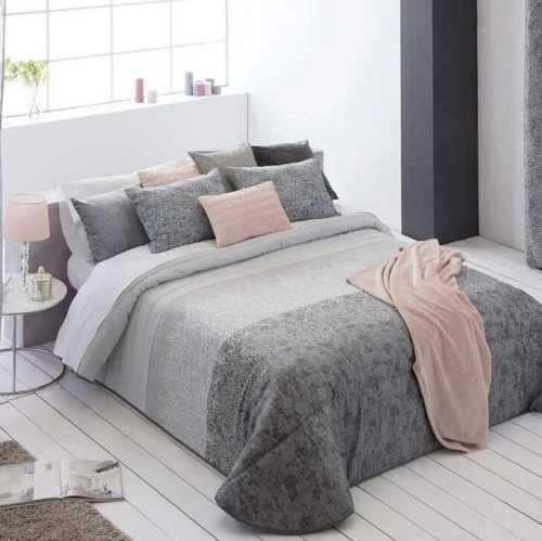 Lot de 60 pieces comprenant des couvre lit , draps , couette , couverture ect..