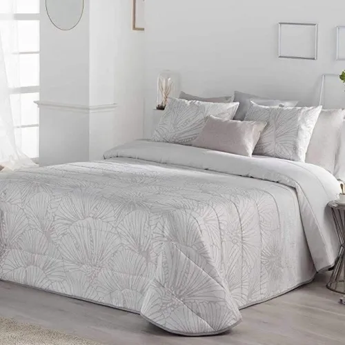 Lot de 60 pieces comprenant des couvres lit, draps , couette , couverture ect..