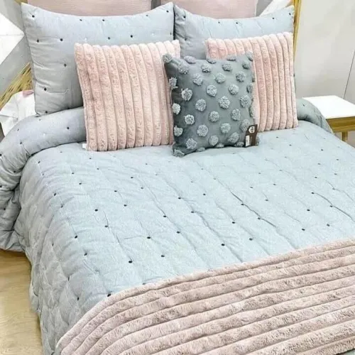 Lot de 60 pieces comprenant des couvres lit, draps , couette , couverture ect..