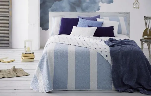 Lot de 60 pieces comprenant des couvres lit, draps , couette , couverture ect..