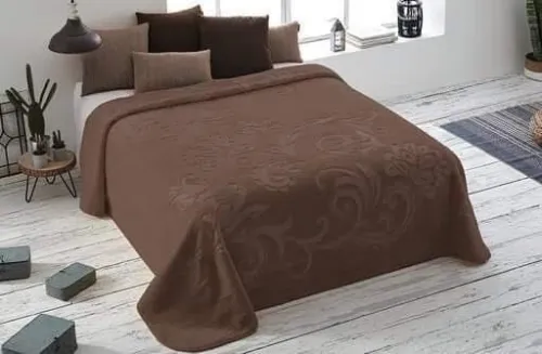 Lot de 60 pieces comprenant des couvres lit, draps , couette , couverture ect..