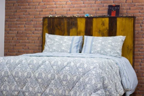 Lot de 60 pieces comprenant des couvres lit, draps , couette , couverture ect..