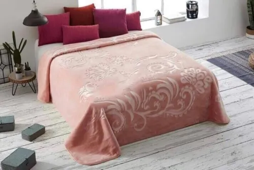Lot de 60 pieces comprenant des couvres lit, draps , couette , couverture ect..