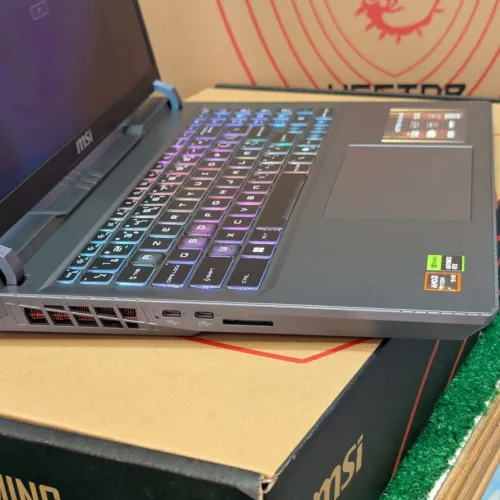 MSI Vector A16 AMD Ryzen 9 8940HX RAM 16GB 1TB écran 16 240Hz RTX 5070Ti 12GB jamais utilisé sous emballage