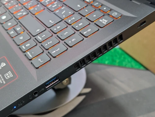 ACER NITRO V15 I7 13620H 16GO RAM 1TO SSD 15.7 FHD 180Hz RTX 5060 08GO JAMAIS UTILISÉ