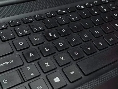 Dell vostro 15 Inte core i5 10210U RAM 12GB 256SSSD écran 15.6 FUL HD 