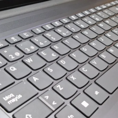 Lenovo ideapad slim 3i i5-13420H / 16 Go DDR5 / 512 Go SSD / Écran 15.3" WUXGA