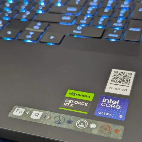 LENOVO LEGION PRO7  Intel core ULTRA 9. 32 GB 2TB RTX 5070 12GB écran 16 2k OLED jamais utilisé sous emballage