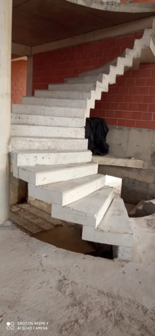 réalisation des escalier moderne et les poteaux et voiles & dalles en béton  
