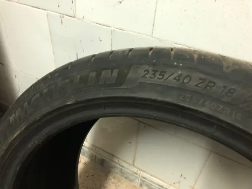 03 Pneus 235 40 ZR 18