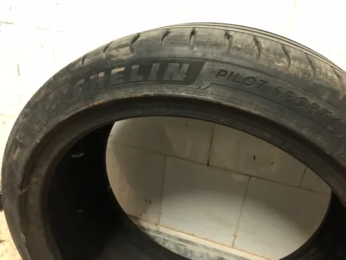 03 Pneus 235 40 ZR 18
