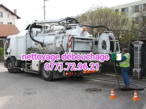 Camion vidangeur a  débouchage canalisation 