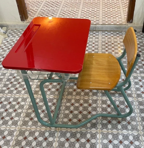 Fabrication de tables scolaires