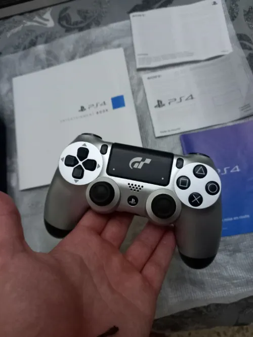 Ps4 slim 1t v12.00 édition gran turismo pour les collectionneurs  tout les notic tout les cable originale  لي يديرو تجميع العاب ...