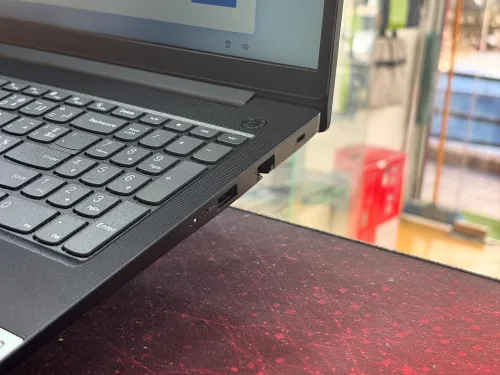 LENOVO V15 GEN4 RYZEN 5 7520U 8GB 512GB SSD 15,6 FULL NEUF SOUS EMBALLAGE B