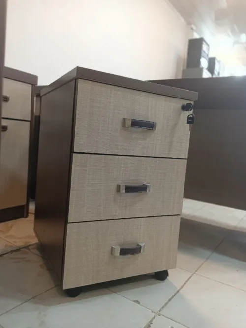 Ensemble de bureau importation 4pcs (Bureau + retour +caisson + armoire demi vitrée)