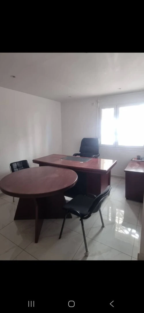 Bureau et chaises 