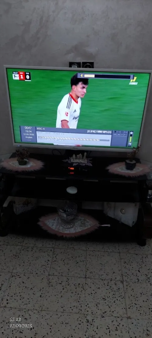 télévision Condor avec la table de TV