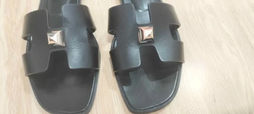 Sandales Hermès en cuir noir à clous argentés, pointure 39