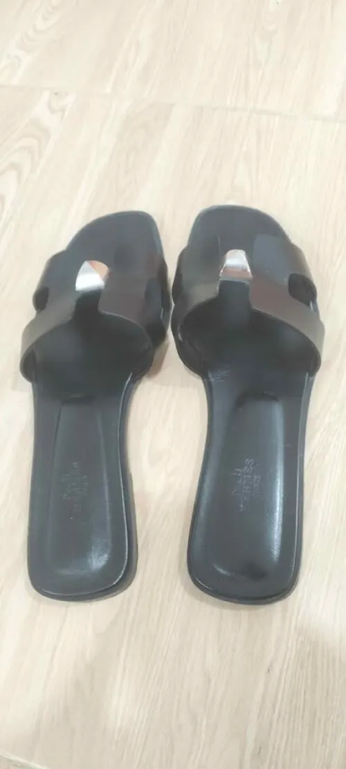 Sandales Hermès en cuir noir à clous argentés, pointure 39