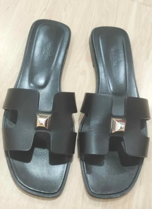 Sandales Hermès en cuir noir à clous argentés, pointure 39