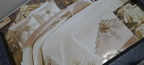 Couvre lit pour mariée 