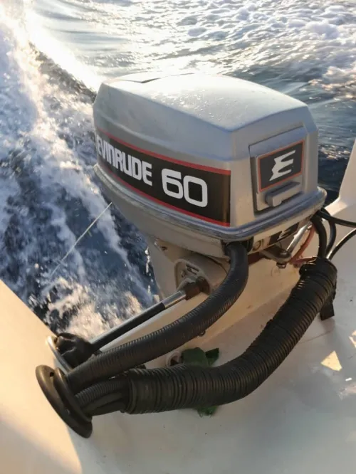 A vendre bateau austora 5m avec moteur evinrude 60cv.