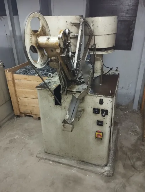 بيع مصنع كامل لصناعة البراغي و المسامير ن usine de rivets et clous 