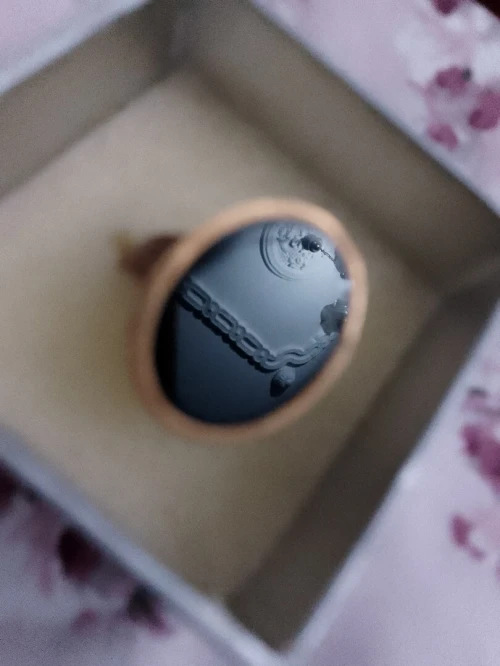 Une bague chevalière traditionnelle en onyx noir