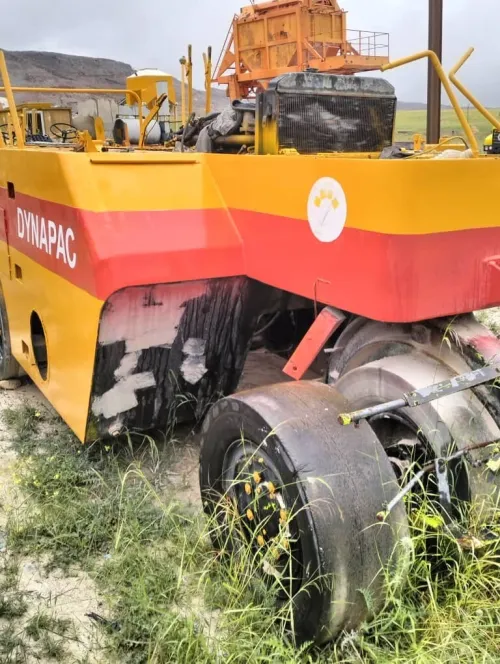 Engin roulant compact et Niveleuse komatsu et Sakai et Dinipack 1985