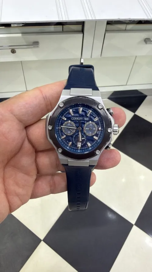 Montre cerruti en bon etat avec boite et sa boite et sous garantie r