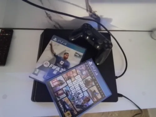 Ps4 slim 500gb avec une manette originale et deux cd gta5 et fifa23 prix de 48000da
